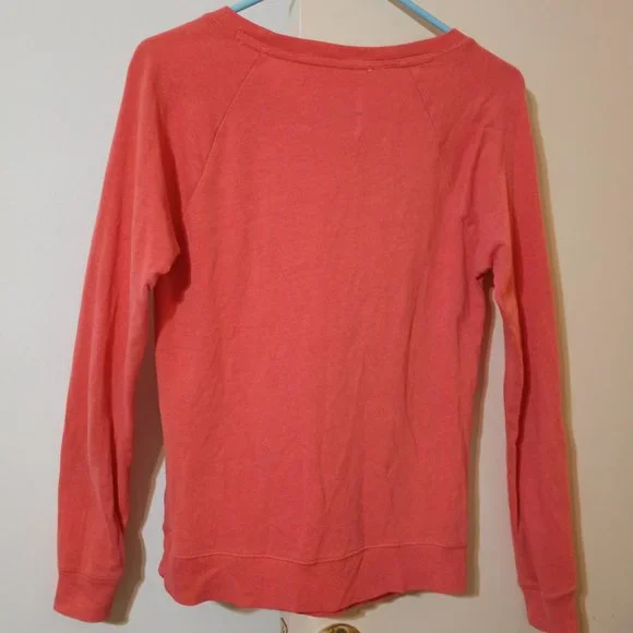 GUC ~Victoria Secret Coral Colored Sweatshirt w/ White Kissing Lips ~Size: Small - Picture 2 of 3